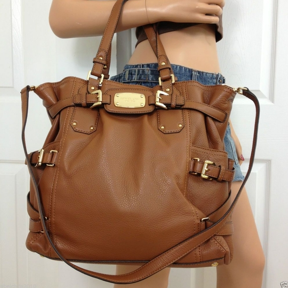Michael Kors Handbags - Michael Kors ❤️Gansevoort bag .Excellent condition!!